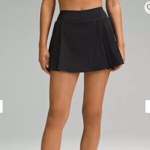Black high-rise tennis skirt